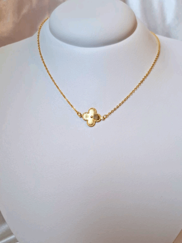 Colar Flor com Banho em Ouro